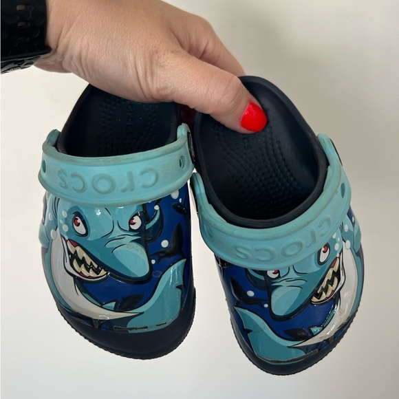 Crocs light up shark clogs - Picture 2 of 6